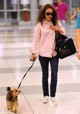 组图：波特曼牵可爱宠物狗现身机场