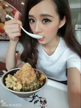 组图：女子酷似杨幂  网友直呼傻傻分不清