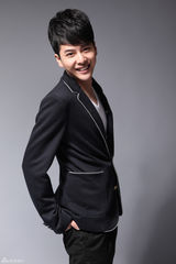 组图：徐海乔英伦写真绅士范随性优雅