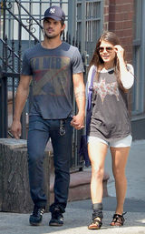 组图:狼人泰勒与大6岁女星约会 十指紧扣秀恩爱