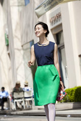 明星爱街拍：撞色连衣裙VS男士丝巾搭配