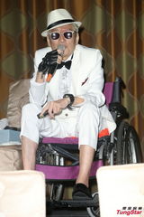 组图：血癌缠身高凌风墨镜遮面 称满脸是洞