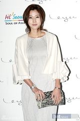 组图：韩星具荷拉蔡贞安等女星盛装出席服装秀