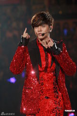 组图：罗志祥俏皮红衫红馆开唱 摔倒杨丞琳怀中