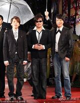 高清组图：金曲奖红毯星光熠熠 那英躲雨不顾形象