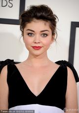 组图：摩登家庭童星萨拉亮相格莱美成熟妩媚