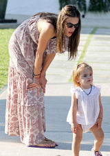 高清组图：辣妈超模安布罗休携可爱女儿出游 