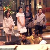 组图：郭晶晶乘坐百万跑车亮相 刘嘉玲风头被抢