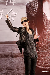 组图：魏晨发新专辑《破晓》 半熟潮男装扮热舞