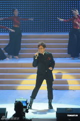 组图：香港歌星庆国庆 谭咏麟梁咏琪领唱文艺晚会