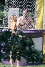 组图：雷诺兹聚会裸上身热吻布莱克-莱弗利