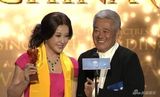 组图：刘晓庆获得中国年度成就奖 赵本山颁奖