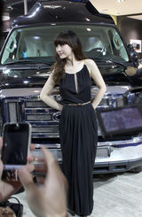 组图：柳岩真空裸背亮相 保镖夹道离场甜笑回报