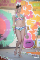 组图：Jessica C比基尼秀美胸俏臀 自曝找到新对象