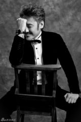 组图：吴秀波化身音乐顽童 黑白底片露萌态