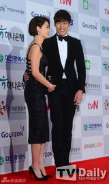 组图：宋慧乔李钟硕李准基等亮相电视颁奖礼