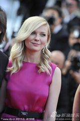 组图：邓斯特戛纳走秀紫红裙装简约亲切