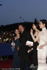 组图：张元李昕芸等携《有种》剧组亮相釜山红毯