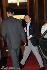 组图：香港打工皇帝霍建宁嫁女 李嘉诚父子分别抵达