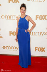 组图：艾美奖红毯 阿汤嫂凯蒂宝蓝长裙线条利落