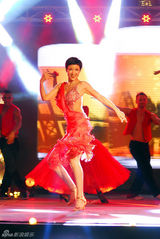 组图：黄曼热辣红裙激情拉丁闪耀《舞林》