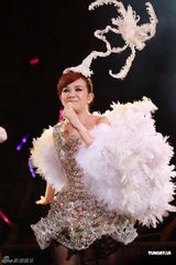 组图：梁静茹演唱会落幕 与表哥同台合唱