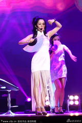 组图：苍井空性感旗袍开唱 热舞护下体防走光