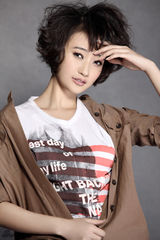 组图：阎娜最新春夏写真 俏皮活泼不失性感