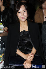 组图：张娜拉郑柔美等出席首尔时装周李向锋展