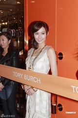 组图：汪诗诗出席新店开幕礼 力挺甄子丹认真专业