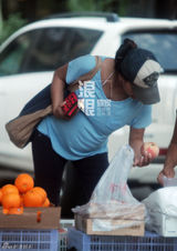 马雅舒挺大肚逛超市 空手而归路边摊买水果(图)