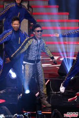 组图：陈奕迅压轴演唱 与女歌手热情拥抱