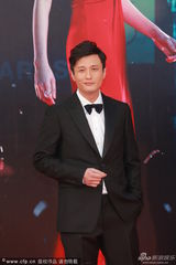 组图：尹子维黑西装亮相金像红毯笑容迷人