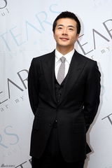 高清：权相佑(权相宇)化妆品店开业 媒体粉丝云集现混乱