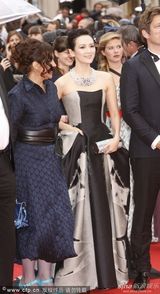 组图：章子怡灰墨裹胸裙走红毯妆容精致