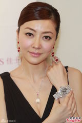 组图：熊黛林活动低胸爆乳 否认恋同性密友