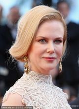 组图：妮可走秀精致长裙华贵 与李安牵手热聊