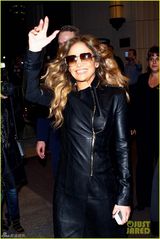 组图：珍妮弗洛佩兹皮衣墨镜星范儿十足