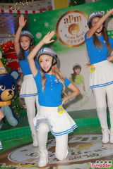 组图：Crayon Pop戴头盔现身握手会 大跳热舞