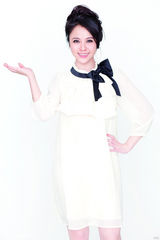 组图：杨若兮夏日写真雪白肌肤精灵动人