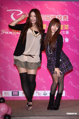 组图：女优佐山爱与瑠川里菜抵台与粉丝互动