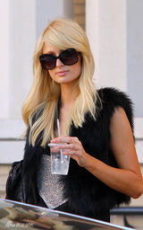 幻灯图集：帕丽斯希尔顿和男友外出 黑色系装扮