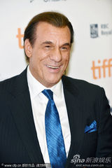 《亚瑟-纽曼》多伦多首映 艾米丽白裙高贵优雅