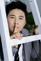 组图：张浩天户外写真展现阳光型男风范