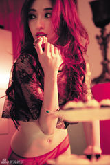 组图：张俪《男人装》长腿美胸热辣勾魂