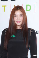 组图：乐基儿现身揭幕礼 黑色大透背装抢镜