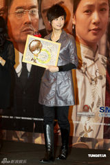 幻灯：《十月围城》上海亮相 李宇春称不介意吻戏 