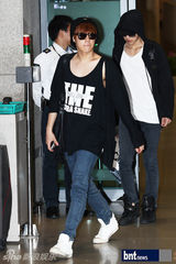 组图：韩团INFINITE和U-KISS机场显潮范儿