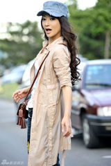 组图：陈紫函街拍LOOK 裸色风衣时尚靓丽