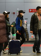 组图：刘诗诗独自潮装离京 蒙面做低头族